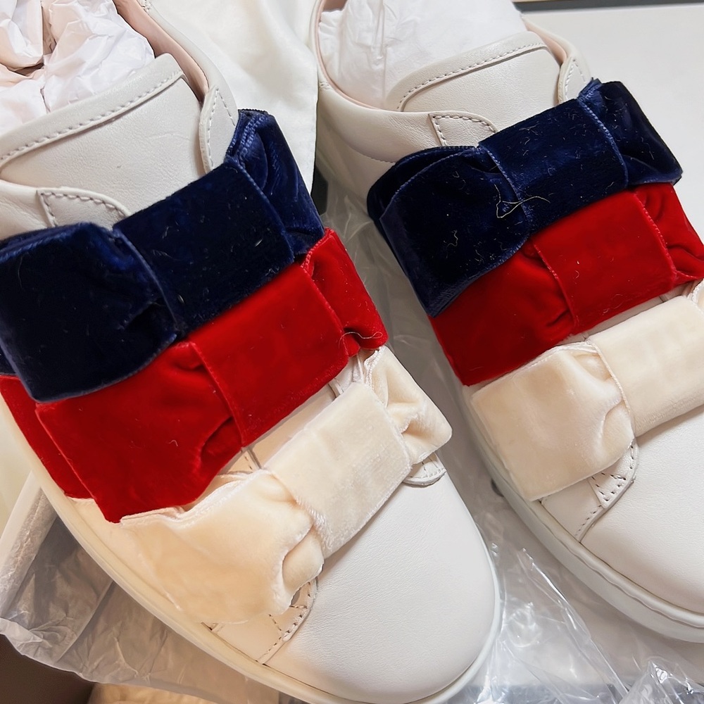 Brand: Gucci women's Leather& velvet bow sneakers
